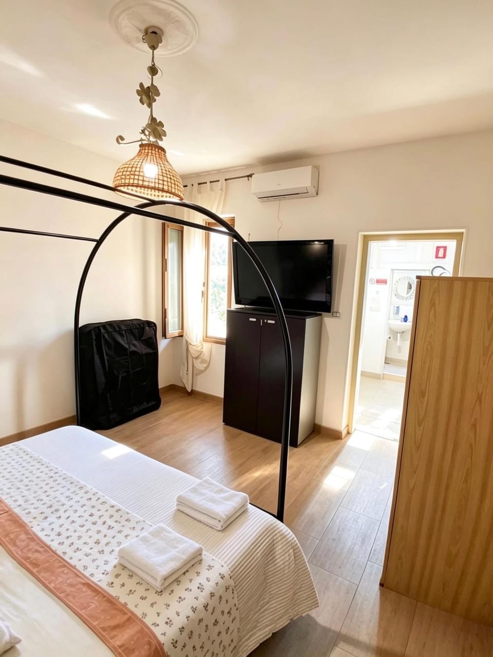Bed, TV and multimedia, Photo of the whole room, Bedroom, air conditioner