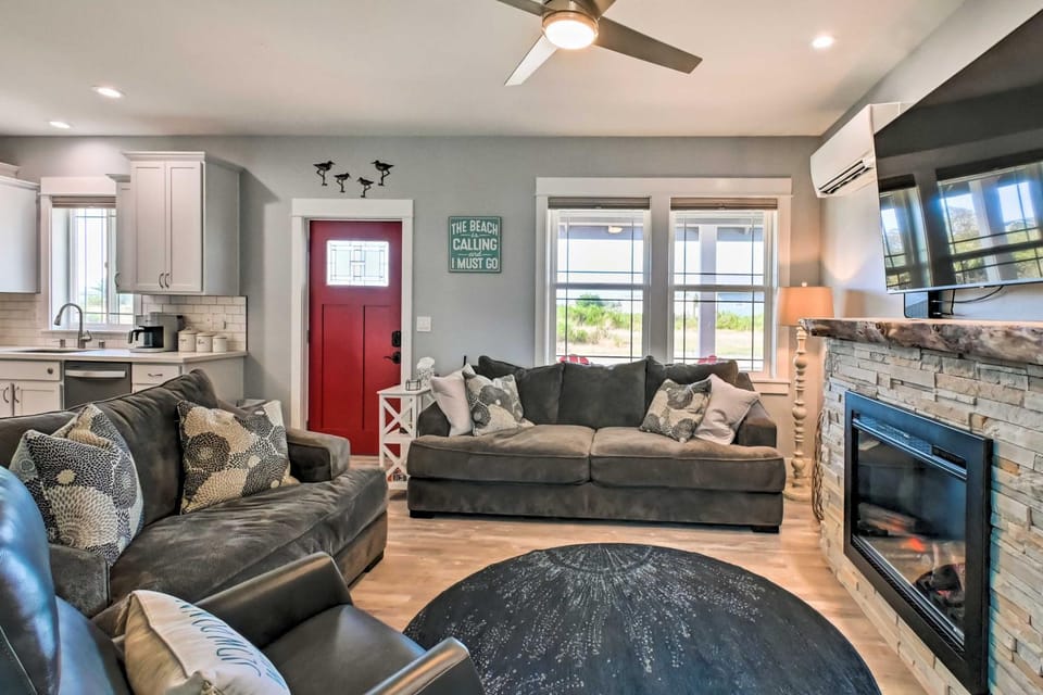 Ocean Shores Getaway with Fireplace and Hot Tub! House in Ocean Shores