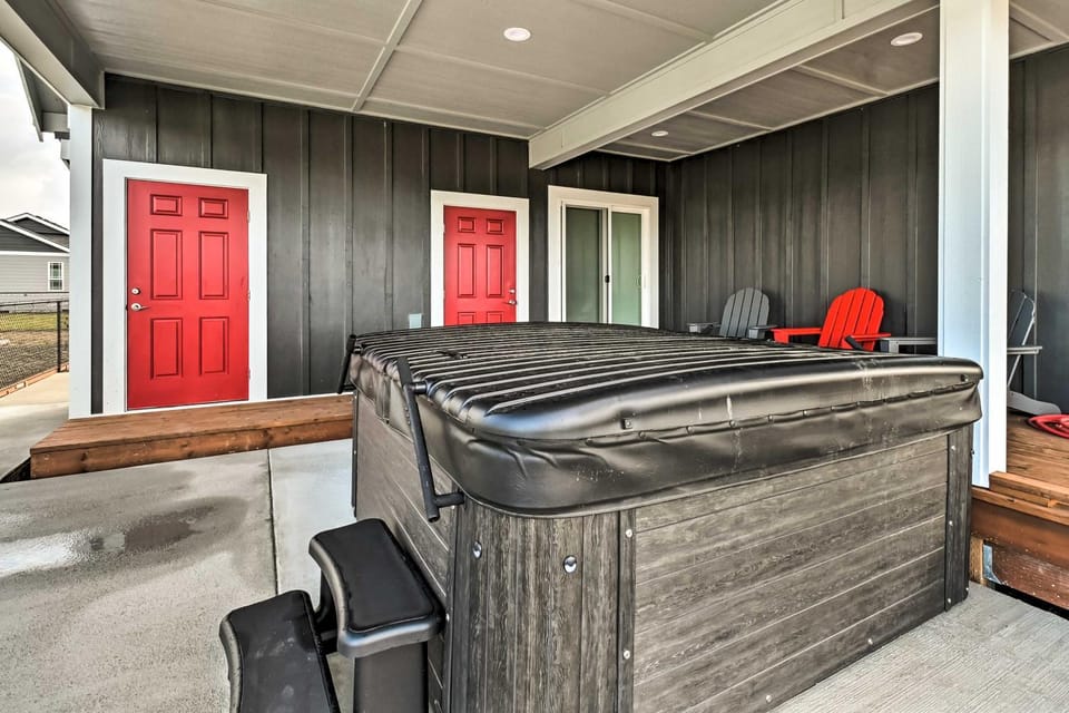 Ocean Shores Getaway with Fireplace and Hot Tub! House in Ocean Shores