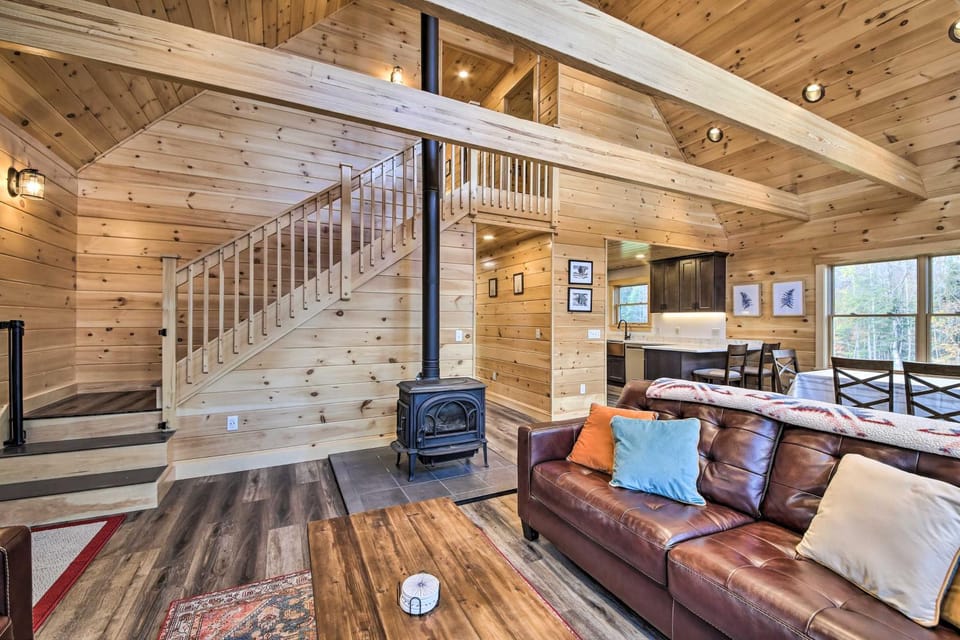 Cozy & Peaceful Waterfront Cabin on Porter Lake! Cabin in Maine