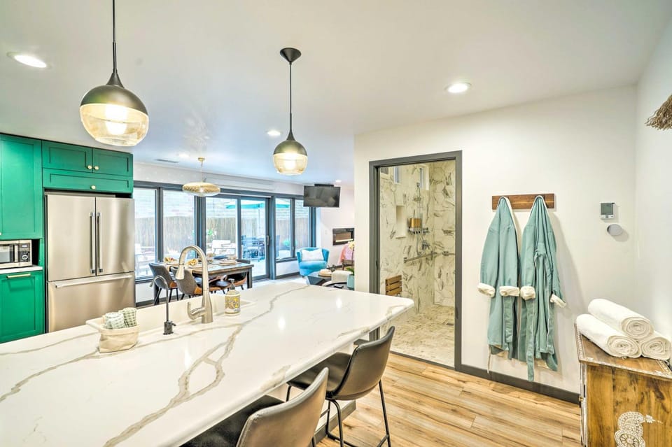 Luxury Spa Retreat: Private Courtyard & More! Apartment in Hastings