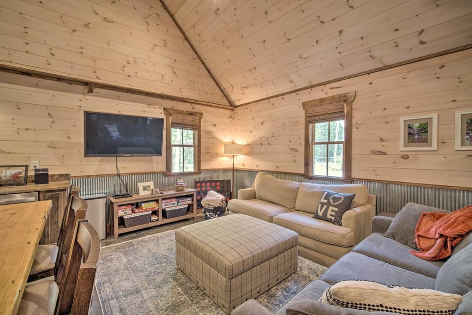 Stunning Cabin Getaway w/ Private Hot Tub! Cabin in Alabama