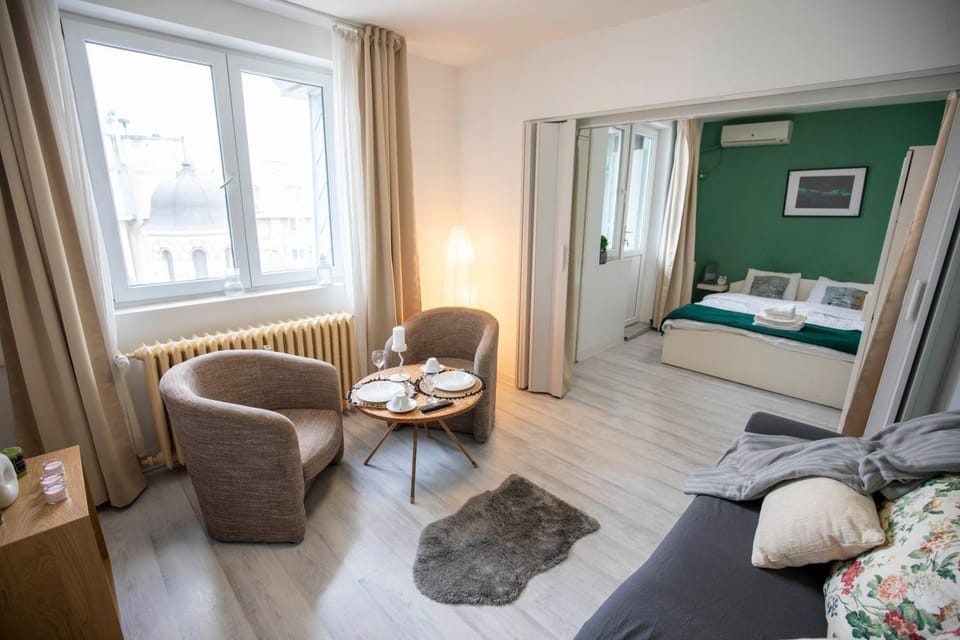Old Town Luxe Retreat - Calea Victoriei CEC Bank Apartment in Bucharest
