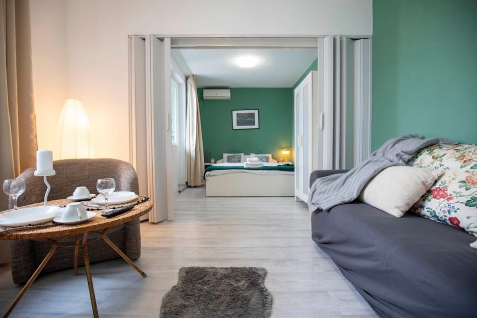 Old Town Luxe Retreat - Calea Victoriei CEC Bank Apartment in Bucharest