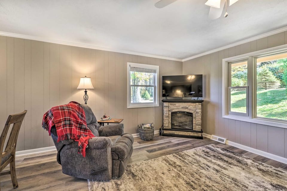 Welcoming Boone Getaway Near Hiking + Skiing! House in Watauga