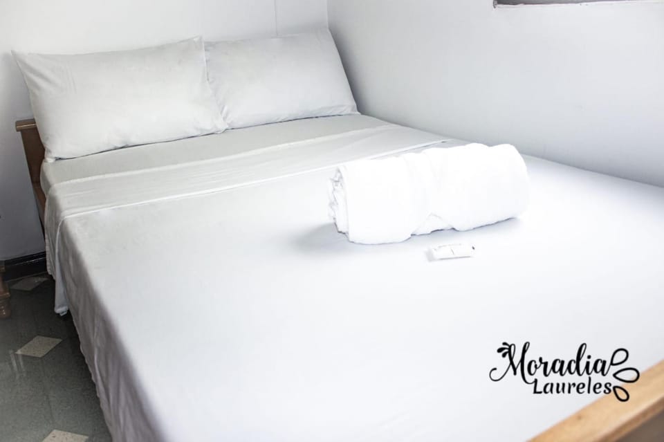 Bed, towels
