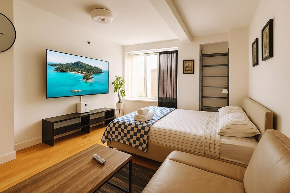 TV and multimedia, Photo of the whole room, Bedroom