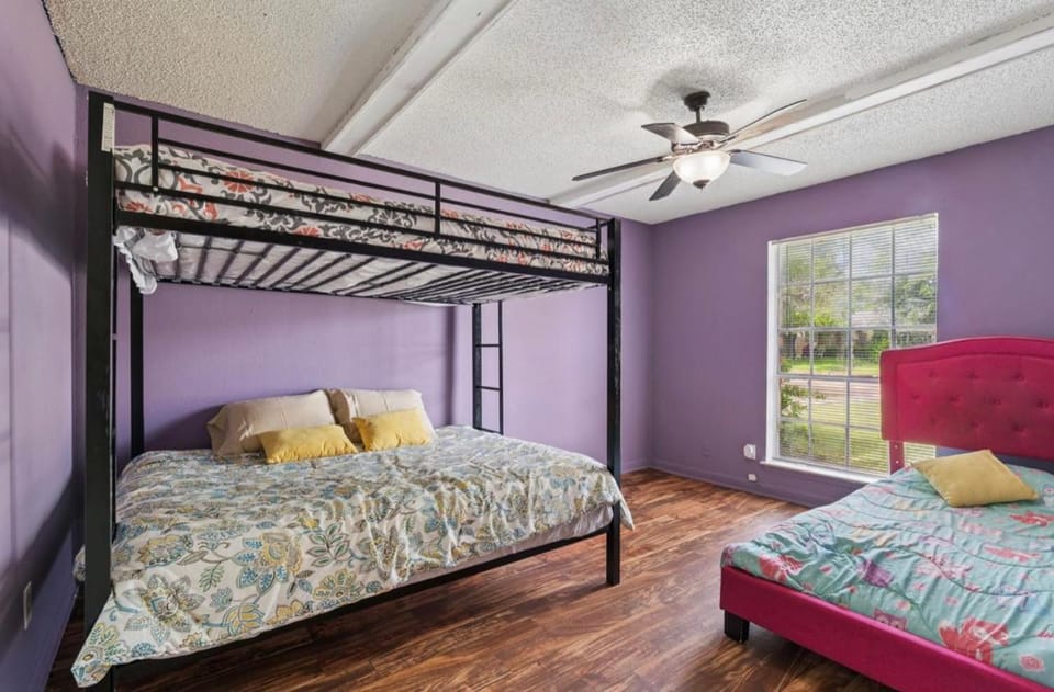 New! Fun just 20 min from Dallas 3-BRM Home House in Richardson