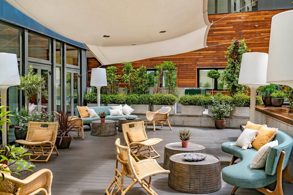 Restaurant/places to eat, Garden, Lounge or bar
