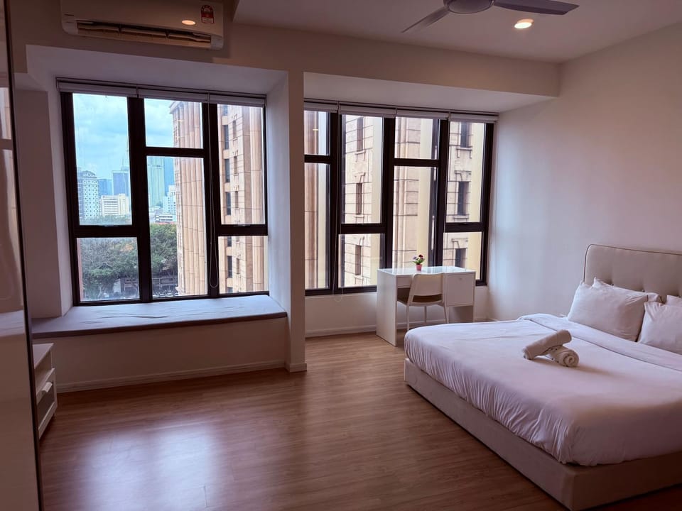 Bed, Photo of the whole room, Seating area, Bedroom, towels, air conditioner