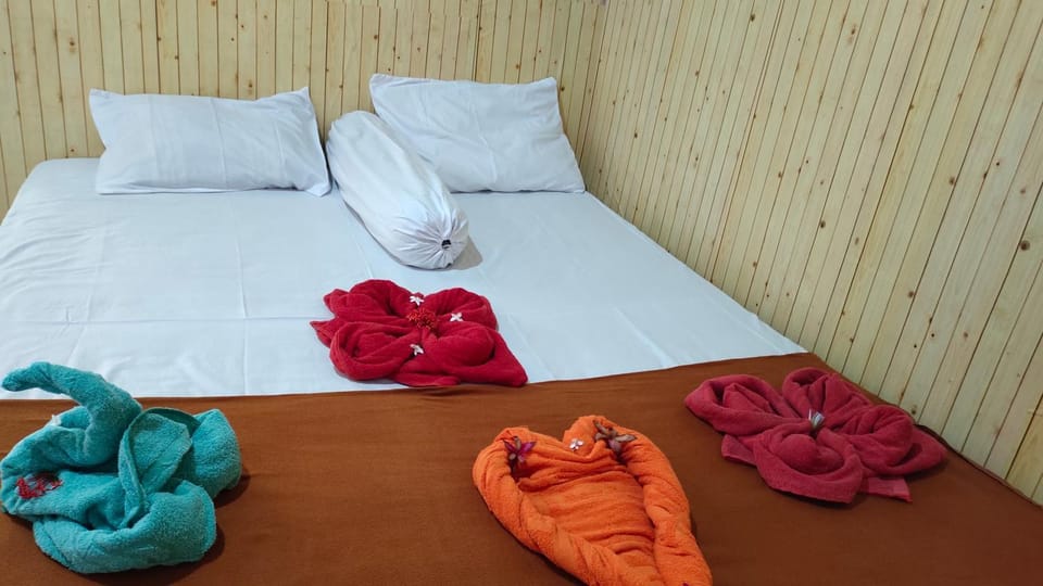 Bedroom, towels