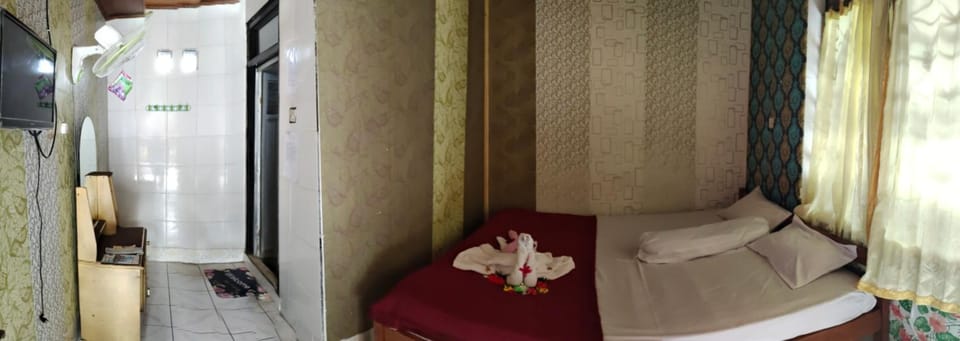 Bed, Bathroom
