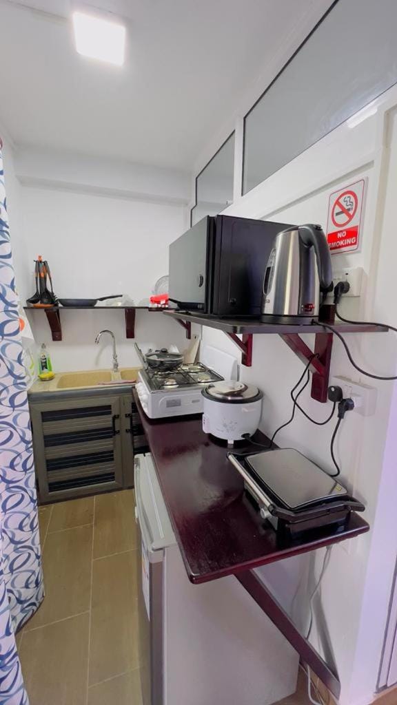 Kitchen or kitchenette, minibar, stove