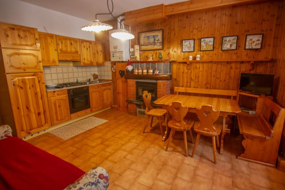 Kitchen or kitchenette, Dining area, kitchen