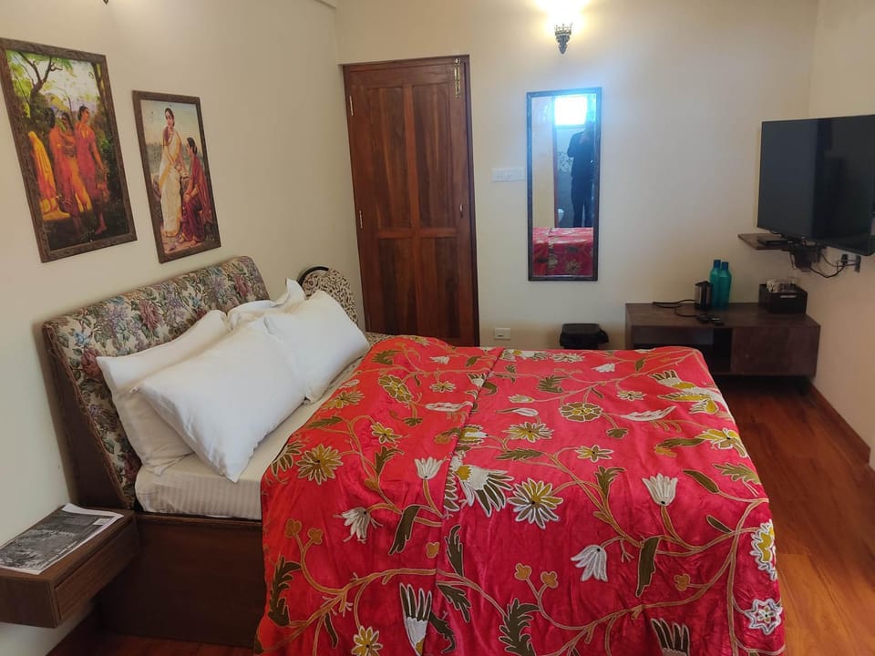 Bed, TV and multimedia, Bedroom