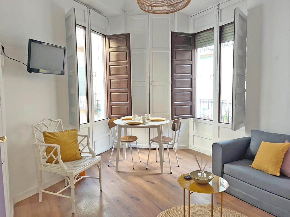 TV and multimedia, Living room, Seating area, Dining area