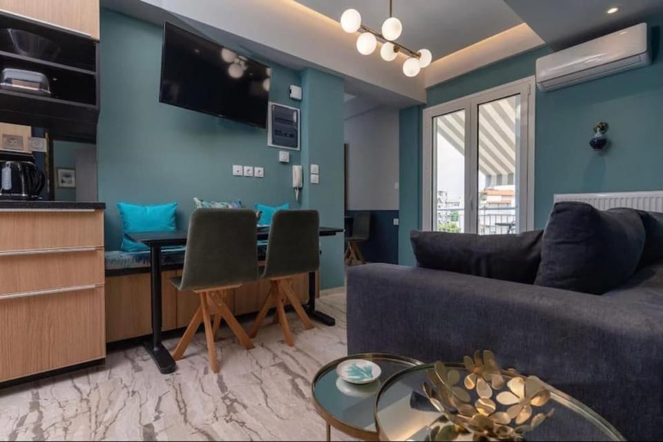TV and multimedia, Kitchen or kitchenette, Living room, Seating area, Dining area