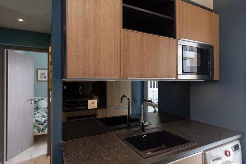 Kitchen or kitchenette, minibar