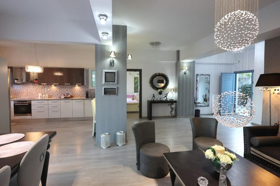 Kitchen or kitchenette, Living room, Seating area, Dining area, pet friendly