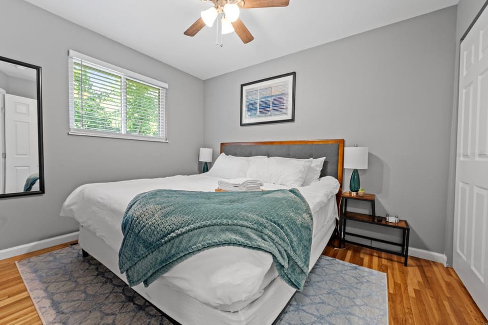 Bed, Photo of the whole room, Bedroom