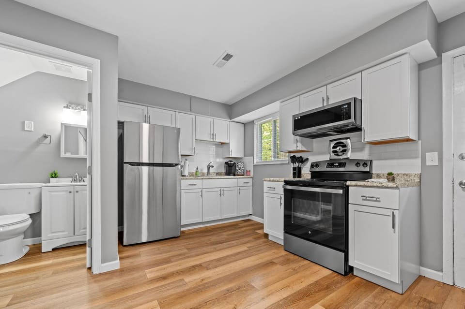 Kitchen or kitchenette, oven, pet friendly, stove