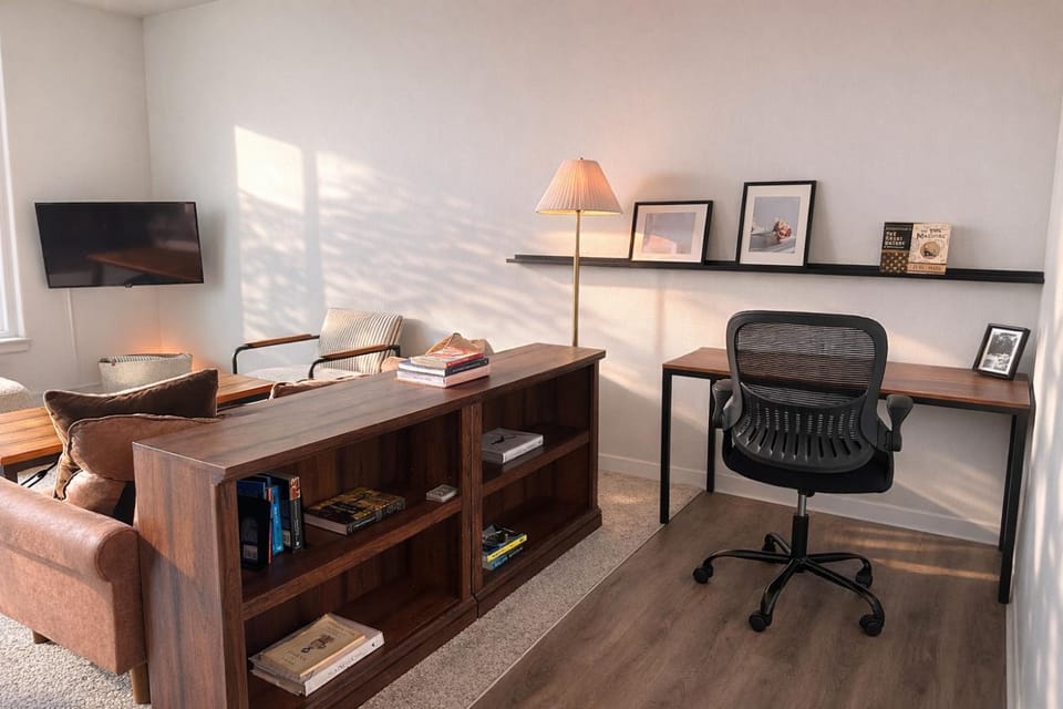 East Side Luxury 1BR Apt - Near Brady St with Balcony and Lounge - Sleeps 4 Apartment in Milwaukee