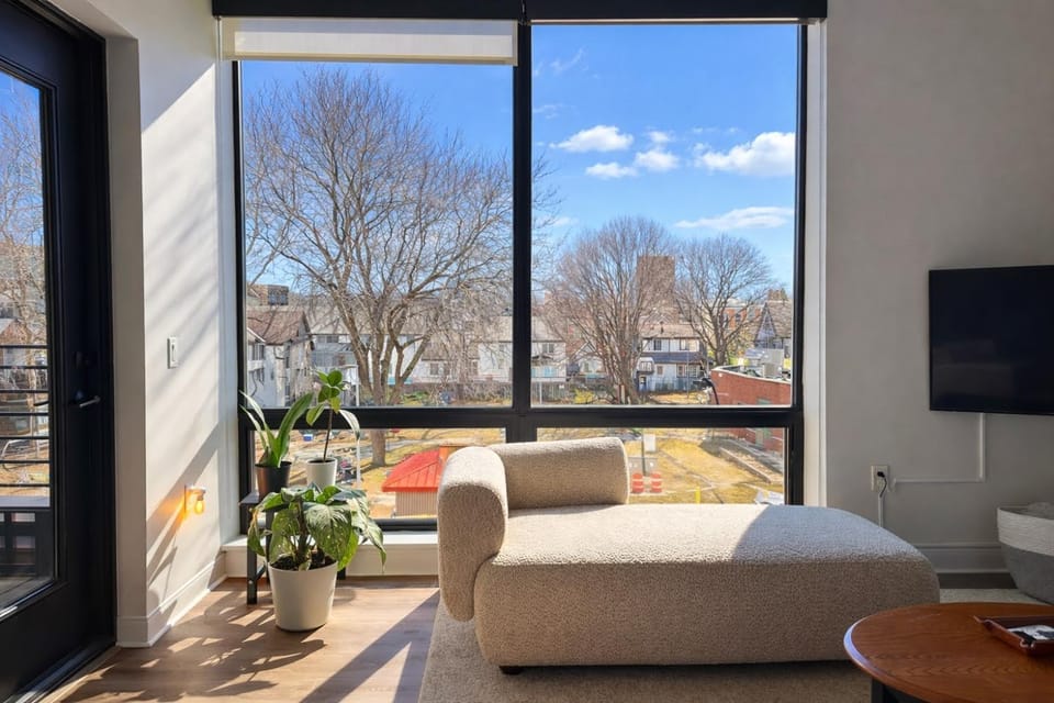 East Side Luxury 1BR Apt - Near Brady St with Balcony and Lounge - Sleeps 4 Apartment in Milwaukee