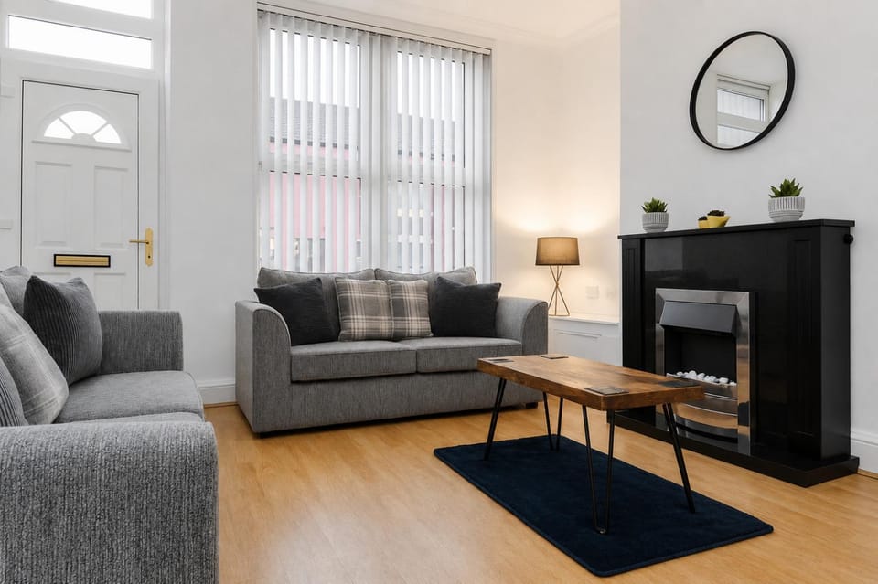 Spacious 2 Bedroom House - Sleeps 5 - Perfect for Work Stays & Longer bookings Apartment in Liverpool