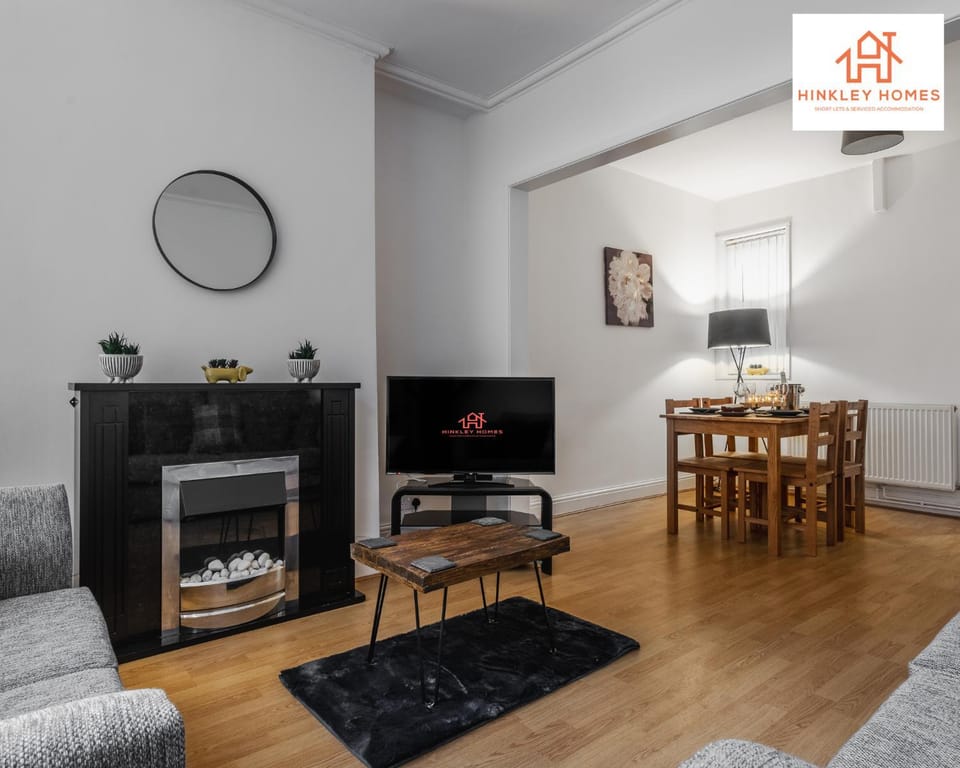 TV and multimedia, Living room, Seating area, Dining area