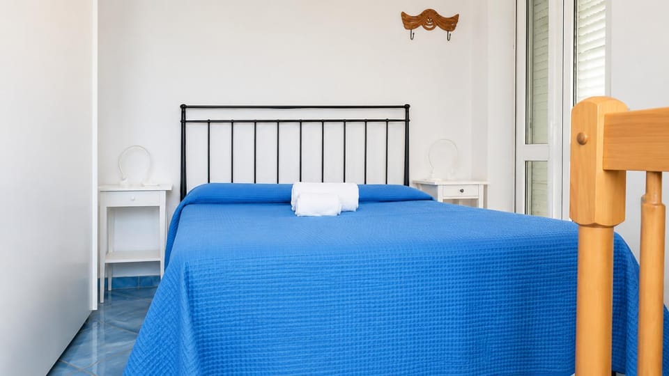 Bedroom, towels