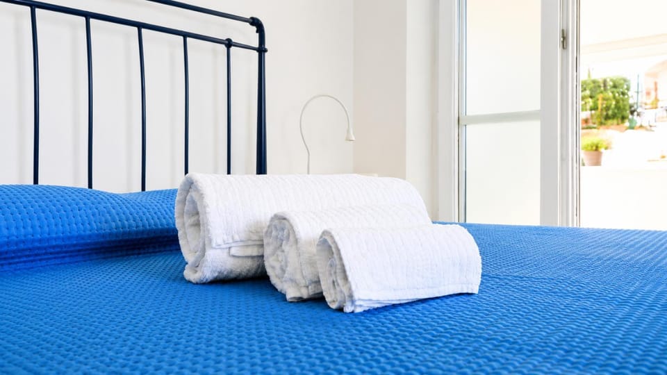 Bed, Decorative detail, towels