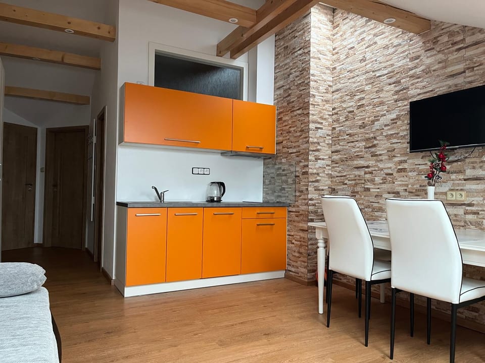 TV and multimedia, Kitchen or kitchenette, Dining area, stove
