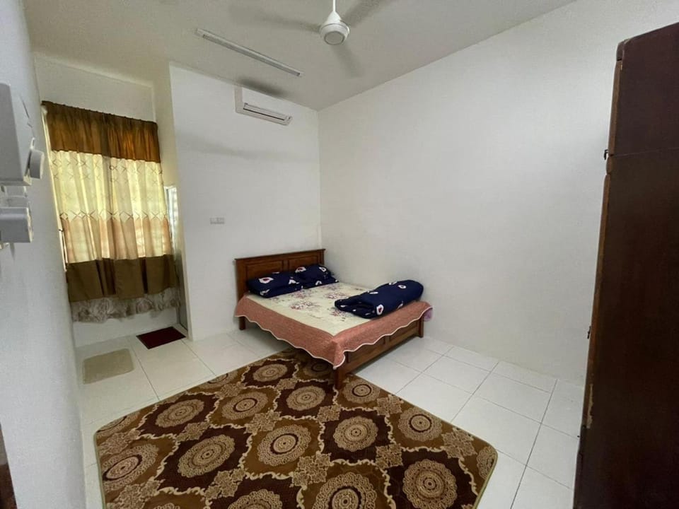 Bed, Photo of the whole room, Bedroom, fireplace, towels, wardrobe, air conditioner