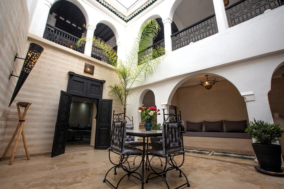 Property building, Patio, Restaurant/places to eat, Breakfast