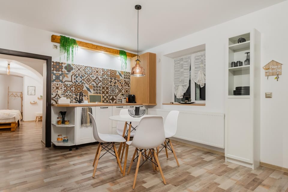 Kitchen or kitchenette, Living room, Seating area, Dining area