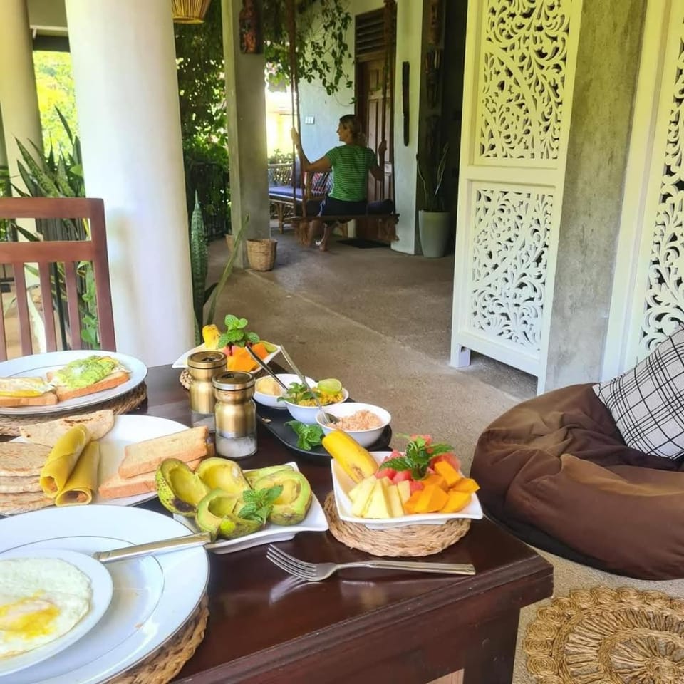 Food and drinks, Seating area, Food, Breakfast, Continental breakfast