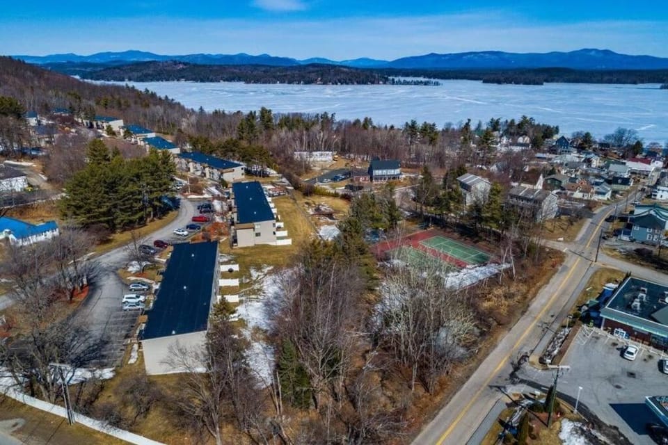 Cute 2 bdrm Condo walking distance to Weirs Beach! Apartment in Laconia