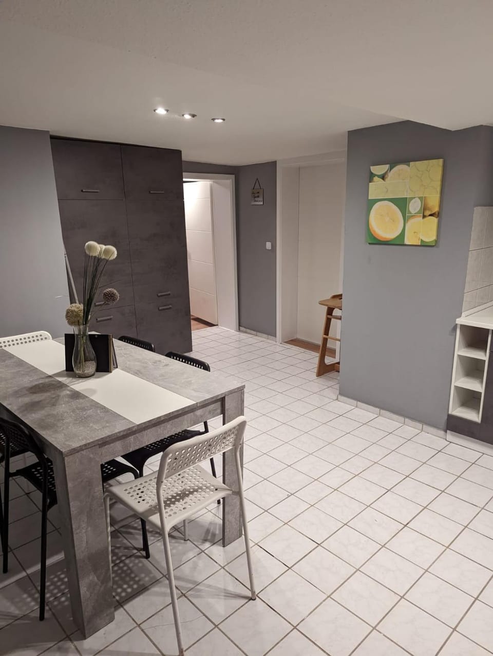 Kitchen or kitchenette, Dining area