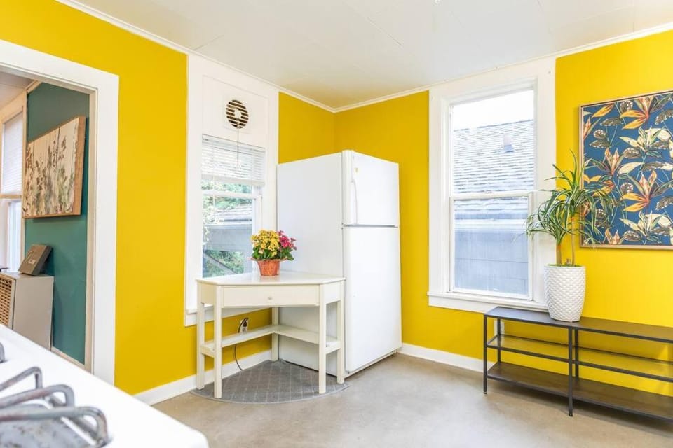 Large funky 2 or 3 bedroom unit in prime location Apartment in Fremont