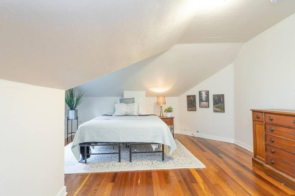 Large funky 2 or 3 bedroom unit in prime location Apartment in Fremont