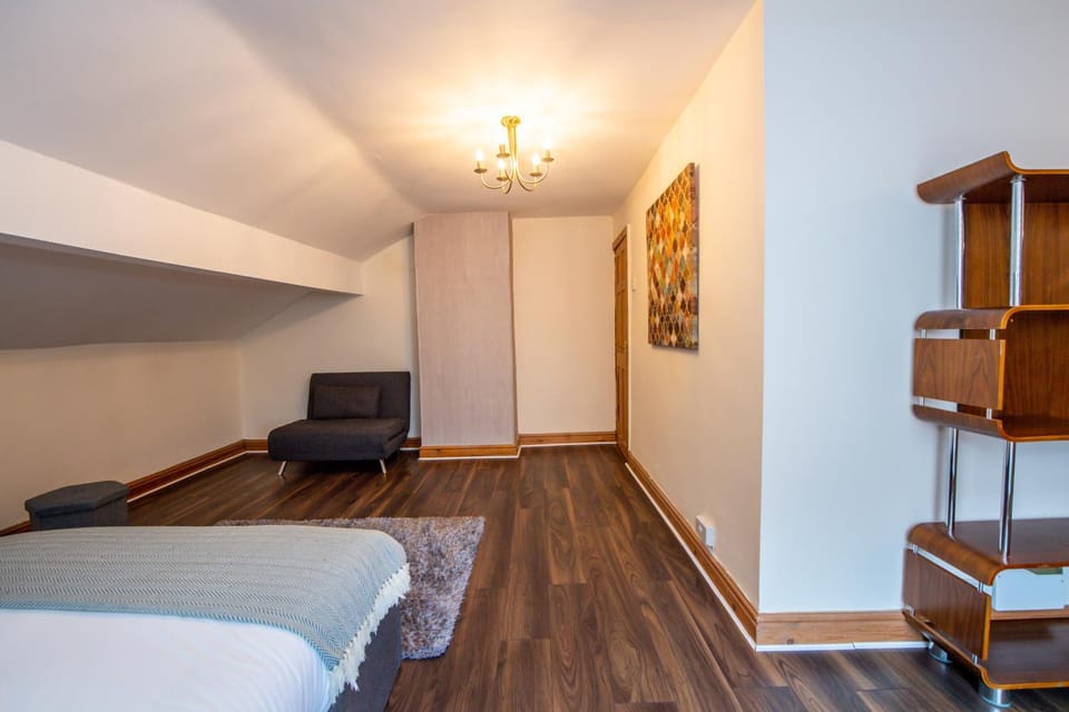 Chestnut Heritage,- Large & Cheerful 5 bedroom house with free parking House in Liverpool