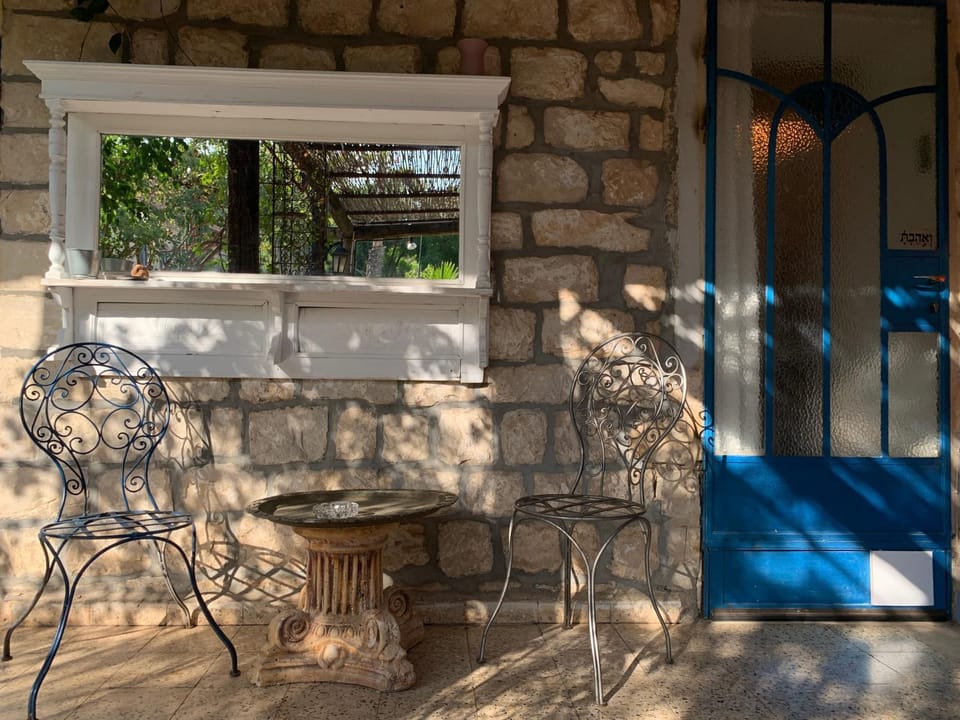 בית האבן העתיק מ-1885 עם מגונית פרטית בחצר Apartment in North District