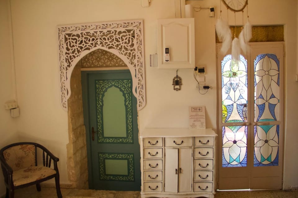 בית האבן העתיק מ-1885 עם מגונית פרטית בחצר Apartment in North District