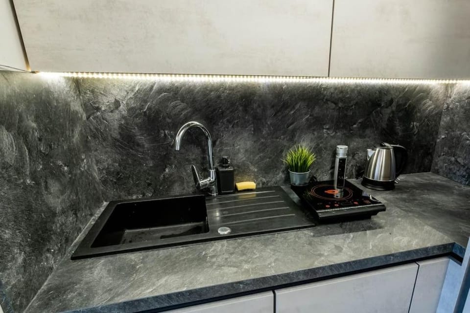 Coffee/tea facilities, Kitchen or kitchenette, stove