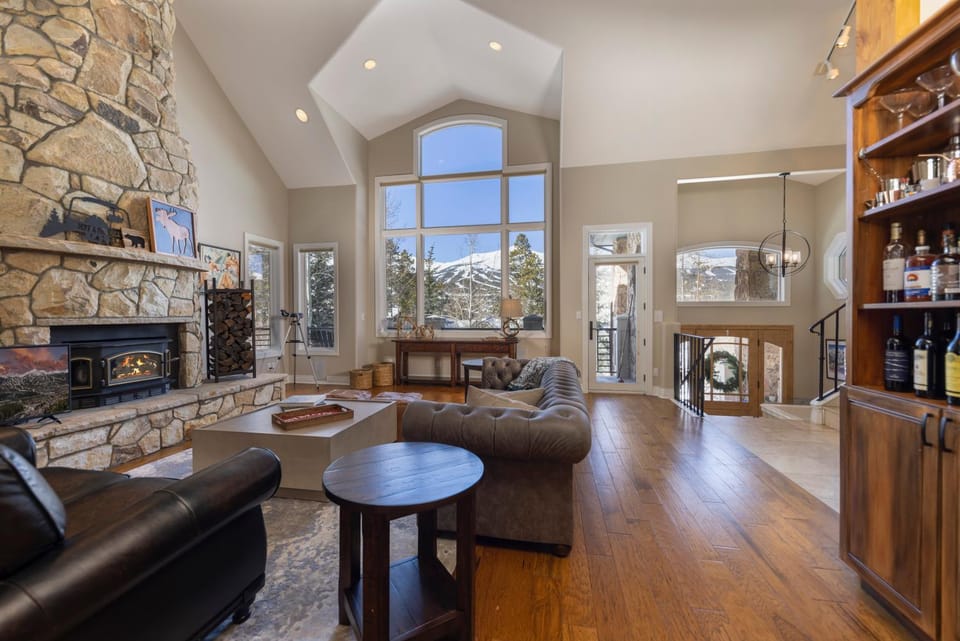 Trail walk to town, Panoramic views of Breck Resort, Hot tub, Elegant Finishes!! House in Breckenridge