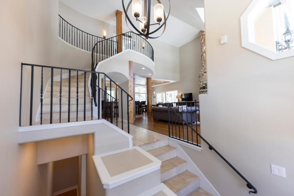 Trail walk to town, Panoramic views of Breck Resort, Hot tub, Elegant Finishes!! House in Breckenridge