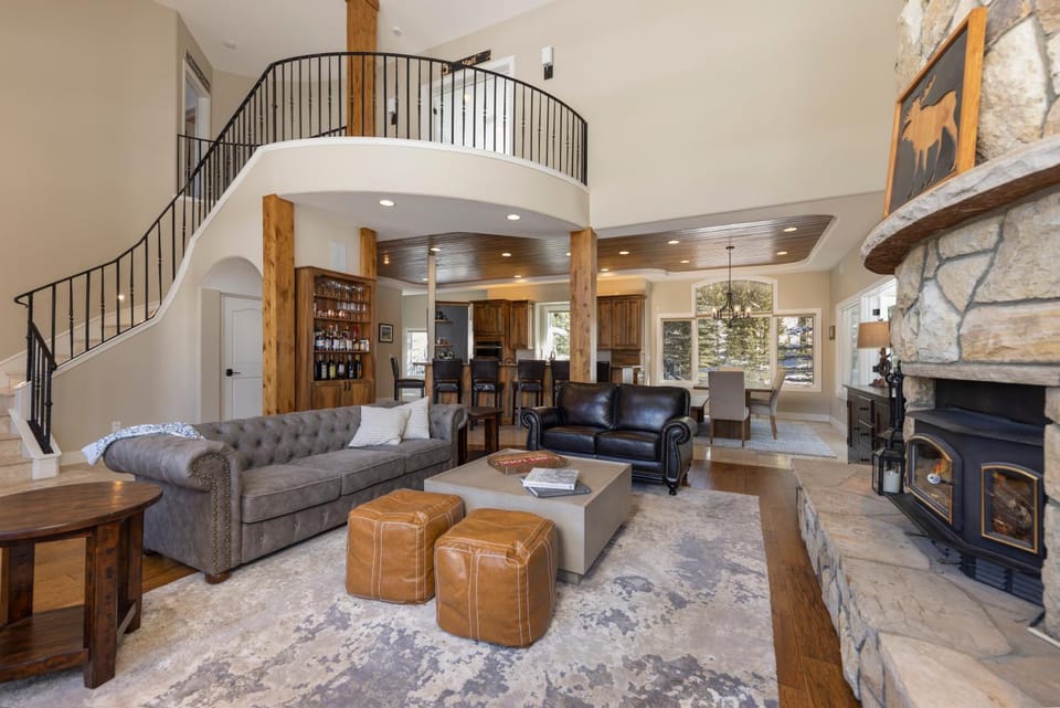 Trail walk to town, Panoramic views of Breck Resort, Hot tub, Elegant Finishes!! House in Breckenridge
