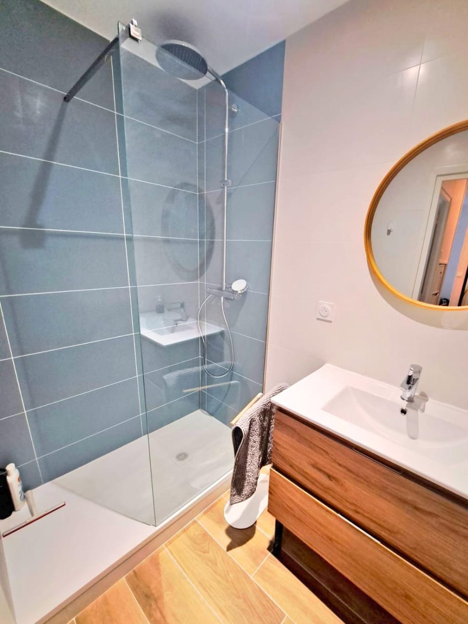 Shower, Bathroom, towels