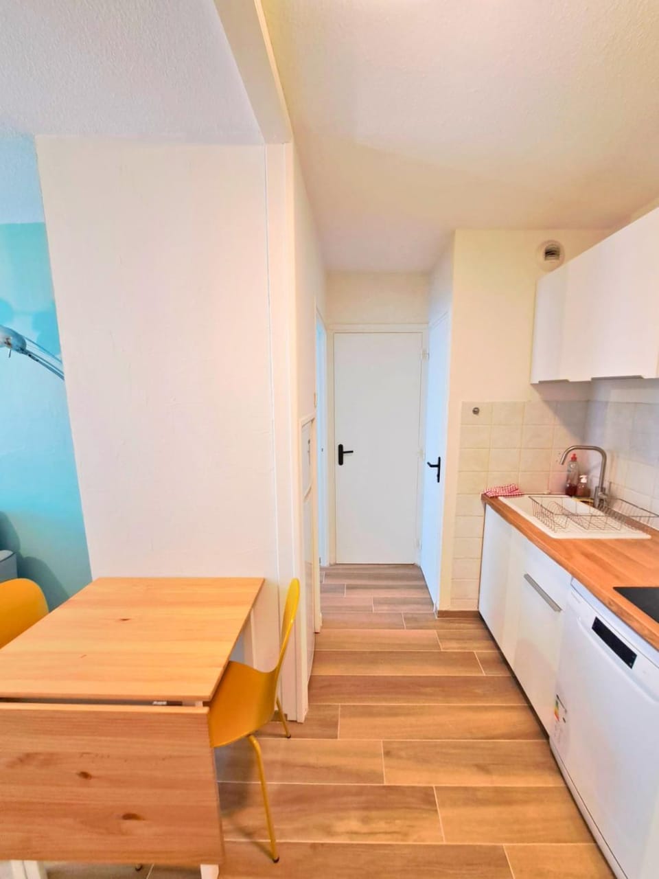 Kitchen or kitchenette, Dining area, stove