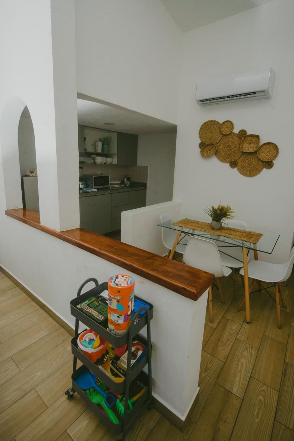 Kitchen or kitchenette, Dining area